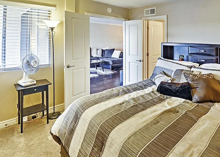 < 1 Mi To Old Town! Couples Haven W/ Pool Access *