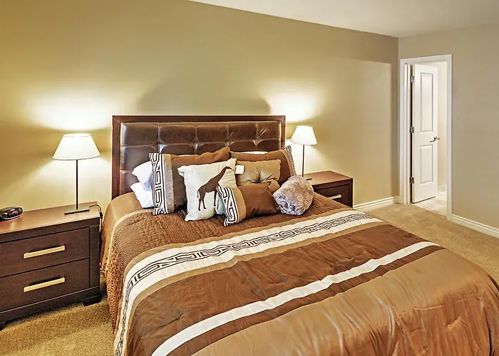 < 1 Mi To Old Town! Couples Haven W/ Pool Access *
